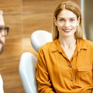 adult-patient-with-dentist-during-a-medical-consul-2022-01-18-23-45-16-utc